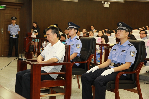 首页 学习园地 警钟长鸣 正文2001年底至2002年初,胡铁辉在担任中南